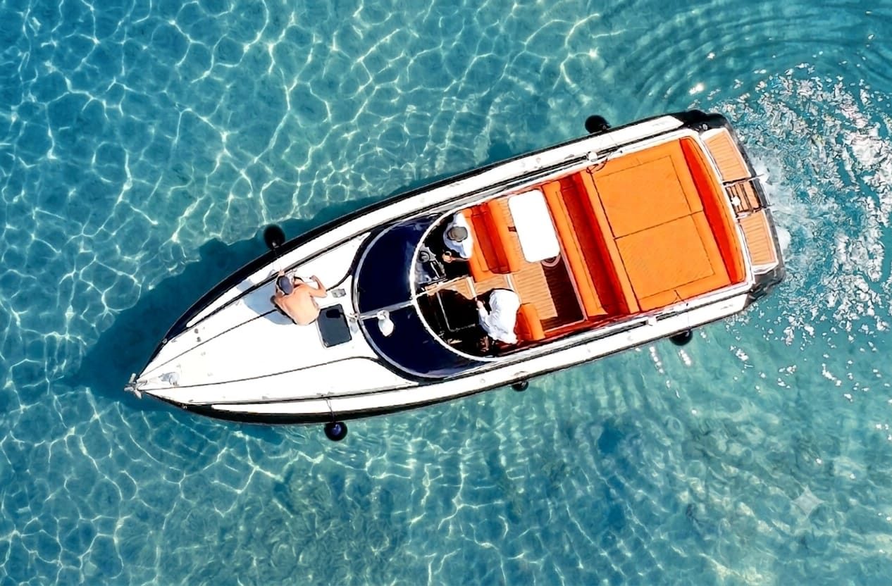 Imbarcazione Sunseeker vista dall'alto sull'acqua trasparente davanti ad Andora